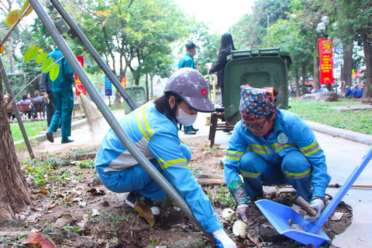 Phường Ba Đình: Tổng vệ sinh môi trường tại các vườn hoa chào đón Xuân Bính Ngọ