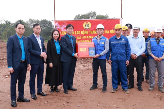 Hà Nội: Tặng quà người lao động làm việc xuyên Tết tại công trình trọng điểm