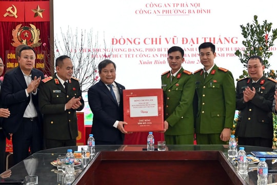 Chủ tịch UBND TP Hà Nội Vũ Đại Thắng thăm, động viên cán bộ, chiến sĩ Công an phường Ba Đình