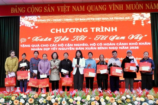 Xã Trung Giã trao tặng 300 suất quà Tết cho hộ gia đình khó khăn