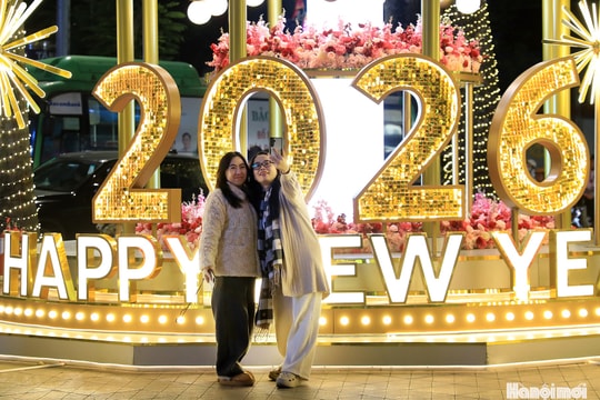Hà Nội lung linh trong đêm giáp Tết Nguyên đán Bính Ngọ 2026