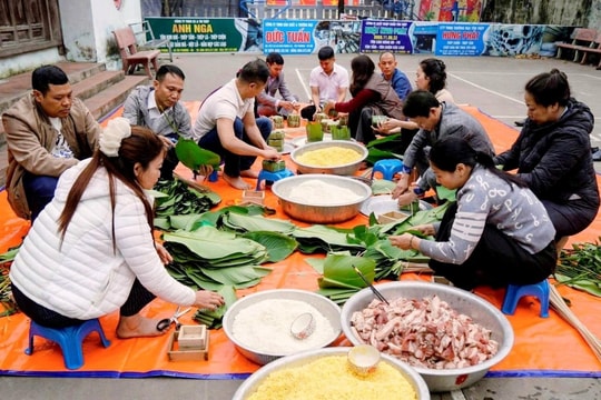 Trao quà Tết cho hộ nghèo, hoàn cảnh khó khăn tại xã Tây Phương