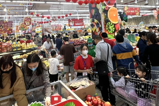 Siêu thị tăng giờ bán, người mua tấp nập