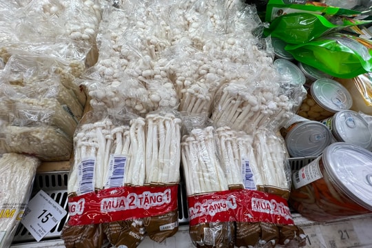 Rau xanh, thực phẩm tươi sống hút khách, giá cả “đứng yên”