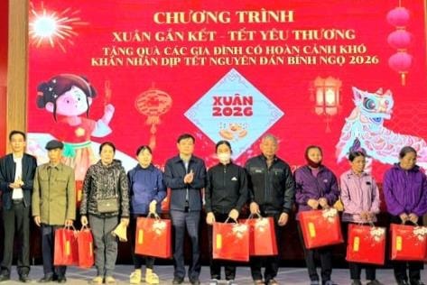 Bát Tràng lan tỏa Xuân yêu thương