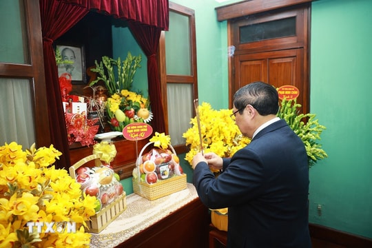 Thủ tướng Phạm Minh Chính dâng hương tưởng nhớ Chủ tịch Hồ Chí Minh tại Nhà 67