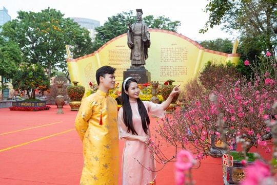 Khách Tây ngỡ ngàng với không gian hoa xuân ấn tượng giữa lòng Hà Nội