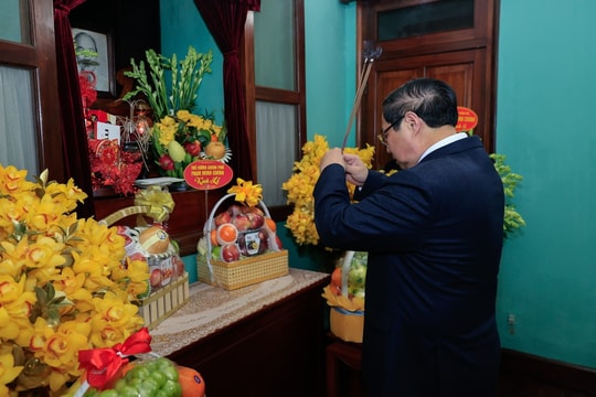 Thủ tướng Phạm Minh Chính dâng hương tưởng nhớ Chủ tịch Hồ Chí Minh