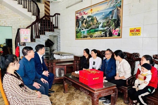 Xã Hòa Lạc thăm, tặng quà các hộ dân đồng thuận bàn giao mặt bằng dự án Đại lộ Thăng Long
