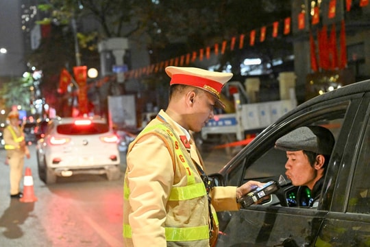 CSGT Hà Nội kiểm soát nồng độ cồn xuyên đêm, phát hiện 85 trường hợp vi phạm