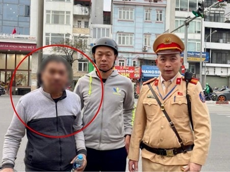 Hà Nội: Tìm thấy người thân đi lạc nhờ thông báo từ Cảnh sát giao thông