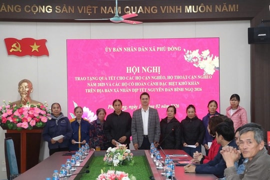 Phù Đổng trao quà Tết cho các hộ cận nghèo, hộ có hoàn cảnh khó khăn