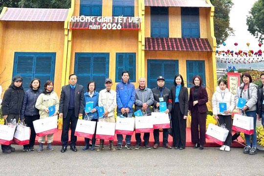 Công đoàn phường Kim Liên thăm, tặng quà động viên đoàn viên, người lao động trực Tết