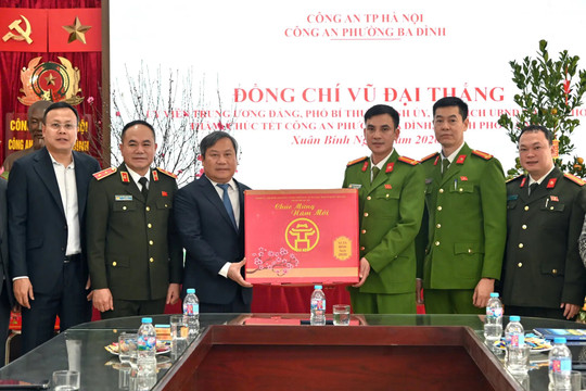 Chủ tịch UBND TP Hà Nội Vũ Đại Thắng thăm, chúc Tết cán bộ, chiến sĩ Công an phường Ba Đình