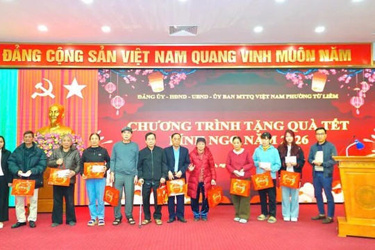 200 suất quà Tết được trao tới các gia đình khó khăn tại phường Từ Liêm