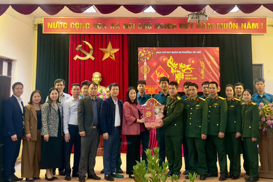 Phường Tây Mỗ thăm, động viên các lực lượng trực Tết, bảo đảm Nhân dân đón xuân an vui