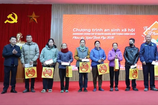 Xuân Mai chăm lo Tết cho người yếu thế