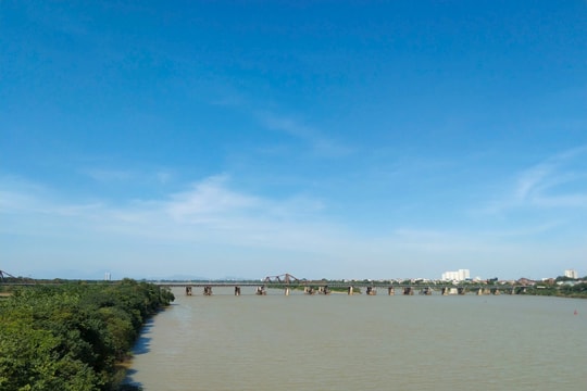 Đi chậm cùng dòng sông Hồng