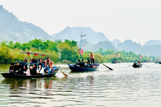 Khoảng 4.500 lượt khách đến chùa Hương vào mùng 1 Tết Bính Ngọ 2026