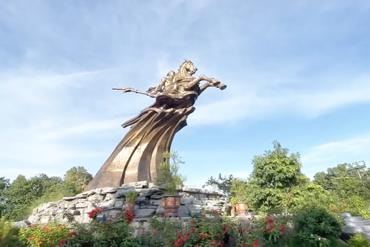 Mùa xuân dưới chân tượng Gióng