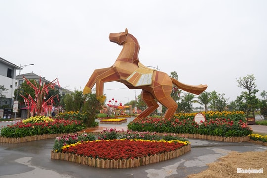 Không khí Tết Bính Ngọ: Cờ hoa rộn ràng khắp các nẻo đường