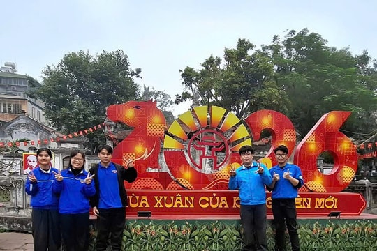 Sắc áo xanh dệt nên mùa xuân rạng rỡ ở Văn Miếu - Quốc Tử Giám