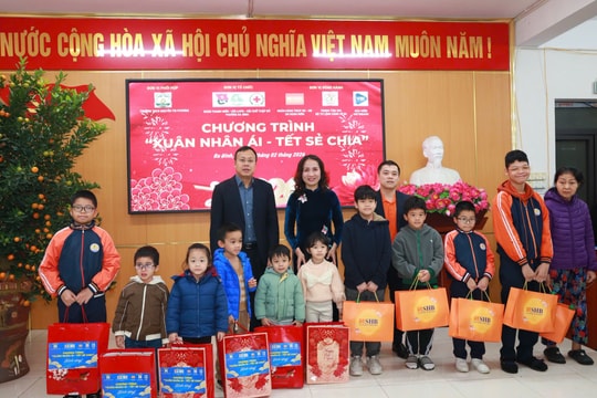 Phường Ba Đình tặng 130 suất quà Tết đến học sinh, hội viên phụ nữ