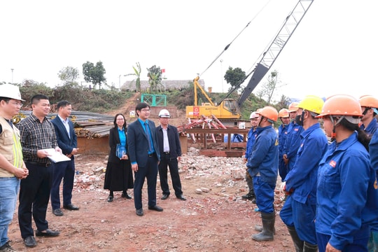Công đoàn và người lao động vững tin dựng xây “kỳ tích sông Hồng”