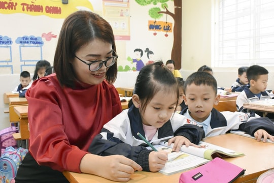 Triển khai một bộ sách giáo khoa thống nhất: Chú trọng nâng cao năng lực cho đội ngũ giáo viên