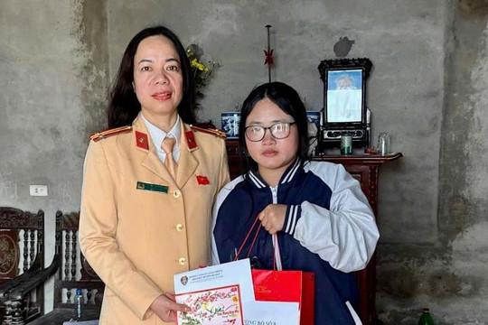 Cảnh sát giao thông Hà Nội lan tỏa Tết yêu thương đến những gia đình có hoàn cảnh khó khăn