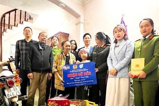 Chi hội Phụ nữ Công an phường Láng nhận đỡ đầu trẻ mồ côi có hoàn cảnh đặc biệt khó khăn