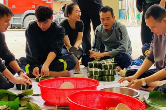 Cảnh sát chữa cháy Hà Nội “trổ tài” gói bánh chưng đón Tết