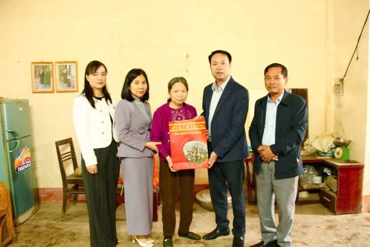 Xã Hòa Lạc mang Tết yêu thương đến các hoàn cảnh khó khăn