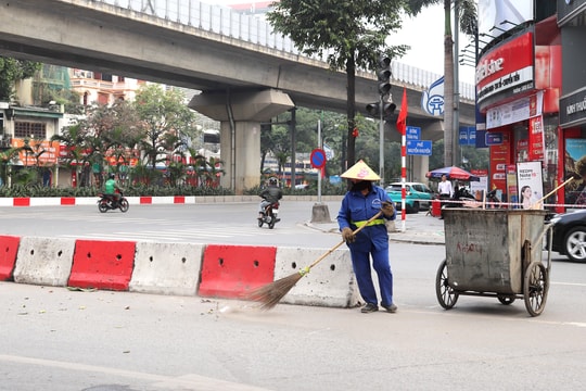 Công nhân môi trường miệt mài giữ phố xanh, sạch, đẹp