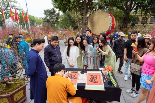 Hà Nội rực rỡ sắc xuân, áo dài trở thành xu hướng check-in Tết Bính Ngọ