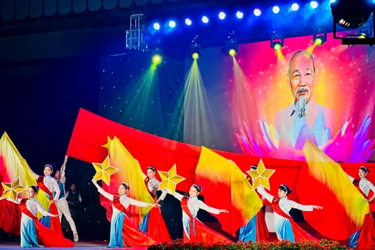 Ô Chợ Dừa lung linh đêm nghệ thuật "Xuân rạng ngời tỏa sáng tương lai"
