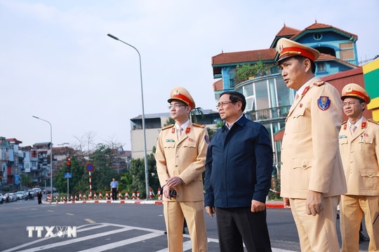 Thủ tướng chúc Tết, động viên lực lượng đảm bảo an toàn giao thông và an ninh mạng Bộ Công an