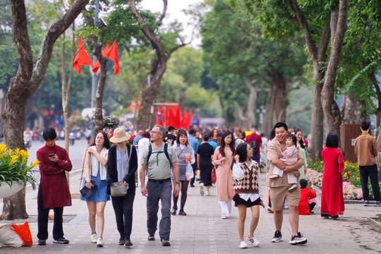Phố phường Hà Nội thanh bình trước thềm Xuân mới