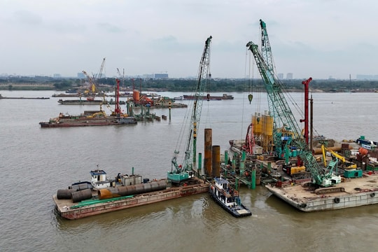 Thợ cầu bám trụ công trường dịp Tết, giữ vững tiến độ 7 cầu vượt sông Hồng