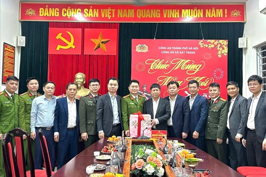 Lãnh đạo xã Bát Tràng động viên các lực lượng trực Tết