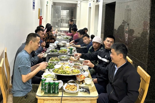 Tất niên gắn kết tình làng nghĩa xóm