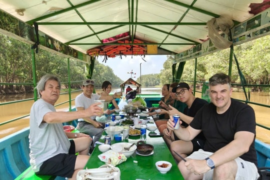 Mùa xuân về Vườn quốc gia Tràm Chim: "Lắng nghe miền đất thở"