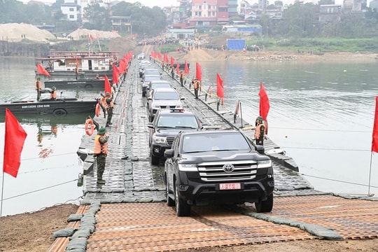 Thủ tướng khen các đơn vị "thần tốc" hoàn thành cầu phao bắc qua sông Lô, thông xe ngay trong sáng 29 Tết