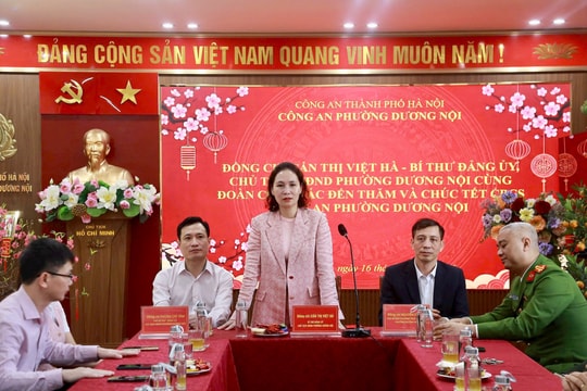 Lãnh đạo phường Dương Nội thăm, tặng quà các đơn vị trực Tết