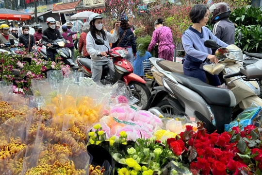 Chợ truyền thống nhộn nhịp ngày cuối năm