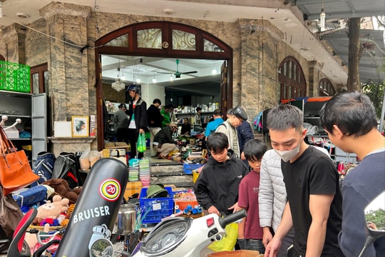 Nhộn nhịp chợ đồ cũ ngày giáp Tết: Tìm về giá trị xưa