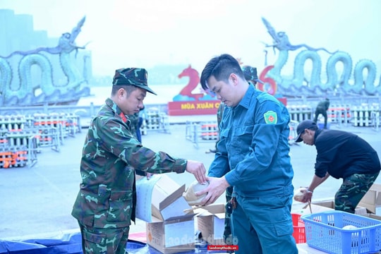 Cận cảnh công tác lắp đặt pháo hoa hỏa thuật trình diễn đêm Giao thừa Tết Bính Ngọ