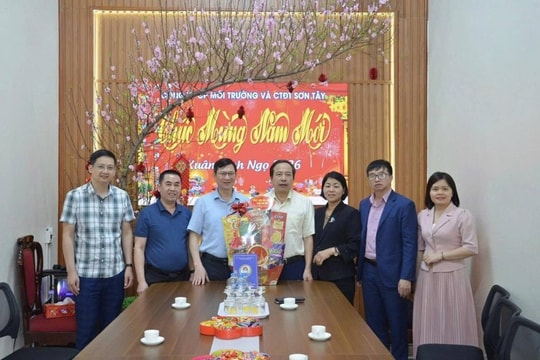 Phường Tùng Thiện thăm, tặng quà các đơn vị trực Tết Nguyên đán Bính Ngọ