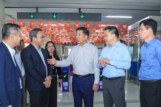 Bộ trưởng Trần Hồng Minh kiểm tra công tác phục vụ vận tải hành khách Tết Bính Ngọ 2026 tại Hanoi Metro