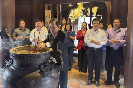 Lãnh đạo phường Văn Miếu - Quốc Tử Giám dâng hương tại các di tích lịch sử dịp Xuân Bính Ngọ 2026
